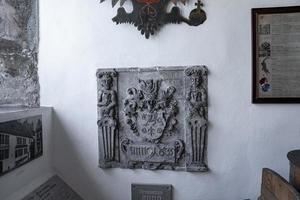 estructura tallada con fotografías y marcos en el antiguo museo de farmacia en la ciudad histórica foto