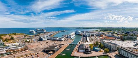 gran puerto en estonia, tallin con muchos cruceros atracados, incluido un gran crucero msc foto