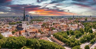 hermosa vista aérea del casco antiguo de tallin. ciudad medieval en el norte de europa. foto