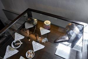varios objetos con etiquetas en caja de vidrio en el antiguo museo de farmacia en la ciudad histórica foto