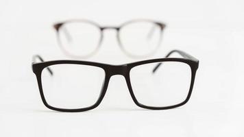 gafas ópticas de diferentes formas sobre un fondo blanco foto