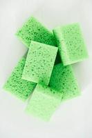 esponjas verdes para limpiar sobre un fondo blanco foto