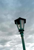 farola histórica. lámpara de calle sobre fondo de cielo. foto