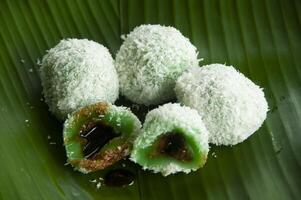 norte de borneo hecho en casa tradicional kuih gula melaka. postre tradicional sabah malasia. concepto de comida asiática foto