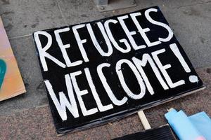 firmar escrito bienvenidos refugiados. aceptar personas en movimiento. ayudar a los migrantes. derechos humanos. señales de protesta. abrir las fronteras. crisis mundial migraciones masivas. foto