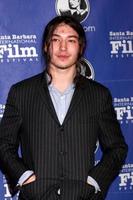 santa barbara, 29 de enero - ezra miller llega al premio virtuosos 2013 del festival internacional de cine de santa barbara en el teatro de arlington el 29 de enero de 2013 en santa barbara, ca foto