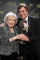 los angeles, 26 de abril - betty white, david michaels en los premios emmy diurnos 2015 en el lote de estudio de los hermanos warner el 26 de abril de 2015 en burbank, ca foto