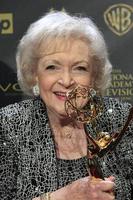 Los Ángeles, 26 de abril - Betty White en los premios Emmy diurnos de 2015 en el lote de estudio de Warner Brothers el 26 de abril de 2015 en Burbank, CA foto