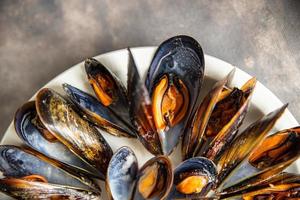 mejillones frescos en conchas comida de mariscos en la mesa espacio de copia comida fondo rústico foto