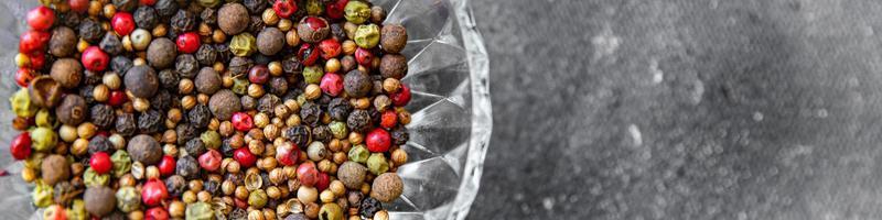 granos de pimienta 5 especias pimienta roja, negra, verde y blanca, cilantro comida fresca y saludable comida merienda dieta en la mesa espacio de copia fondo de alimentos foto