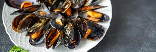 mejillones frescos en conchas comida de mariscos en la mesa espacio de copia comida fondo rústico foto