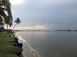 puesta de sol en el mar de la playa en un hermoso verano en el fondo tropical para viajar en vacaciones relajarse foto