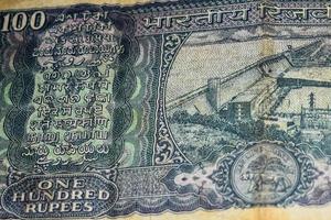 raros viejos billetes de cien rupias combinados en la mesa, dinero de india en la mesa giratoria. viejos billetes de moneda india en una mesa giratoria, moneda india en la mesa foto