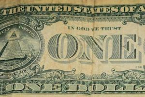 primer plano de un dólar aislado sobre fondo blanco, primer plano de un dólar americano, retrato del difunto presidente estadounidense del difunto george washington foto