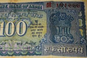 raros viejos billetes de cien rupias combinados en la mesa, dinero de india en la mesa giratoria. viejos billetes de moneda india en una mesa giratoria, moneda india en la mesa foto