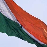 bandera india ondeando alto en connaught place con orgullo en el cielo azul, bandera india ondeando, bandera india el día de la independencia y el día de la república de la india, tiro inclinado, ondeando la bandera india, banderas indias ondeando foto