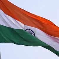 bandera india ondeando alto en connaught place con orgullo en el cielo azul, bandera india ondeando, bandera india el día de la independencia y el día de la república de la india, tiro inclinado, ondeando la bandera india, banderas indias ondeando foto