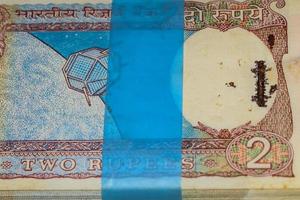 raras notas antiguas de dos rupias combinadas en la mesa, dinero de india en la mesa giratoria. viejos billetes de moneda india en una mesa giratoria, moneda india en la mesa foto