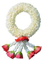guirnalda de jazmín símbolo del día de la madre en Tailandia sobre fondo blanco con trazado de recorte foto