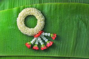 guirnalda tradicional tailandesa de jazmín símbolo del día de la madre en tailandia en hoja de plátano foto