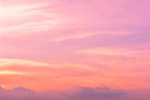 el cielo con nubes hermosa puesta de sol de fondo foto