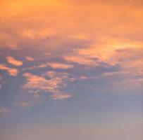 el cielo con nubes hermosa puesta de sol de fondo foto