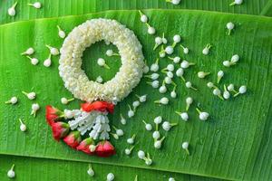 guirnalda tradicional tailandesa de jazmín símbolo del día de la madre en tailandia en hoja de plátano foto