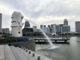 singapur 2 de julio de 2022 fuente icónica de la estatua de merlion en el parque merlion y la ciudad de singapur foto