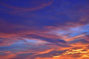 el cielo con nubes hermosa puesta de sol de fondo foto