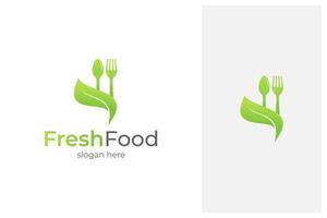 hoja con cuchara y tenedor. diseño de logotipo de comida fresca vector