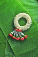 guirnalda tradicional tailandesa de jazmín símbolo del día de la madre en tailandia en hoja de plátano foto