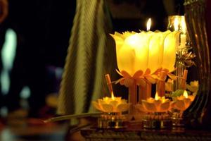 paseo de la cultura tailandesa a la luz de las velas en el día de asalha puja, día de magha puja, día de visakha puja foto