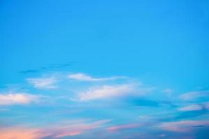 el cielo con nubes hermosa puesta de sol de fondo foto