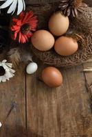 huevos de codorniz sobre un fondo de madera vintage foto
