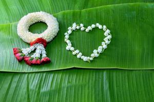 guirnalda tradicional tailandesa de jazmín símbolo del día de la madre en tailandia en hoja de plátano foto