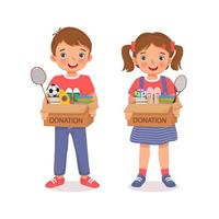 lindos niños pequeños niño y niña sosteniendo una caja de donación con ropa, zapatos, libros, artículos deportivos escolares, juguetes y artículos de papelería para donación vector