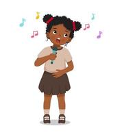 linda niña africana cantando una canción con un micrófono vector