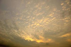 el cielo con nubes hermosa puesta de sol de fondo foto