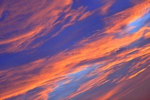 el cielo con nubes hermosa puesta de sol de fondo foto