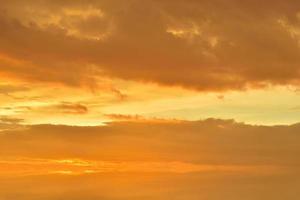 el cielo con nubes hermosa puesta de sol de fondo foto