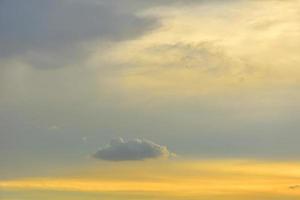 el cielo con nubes hermosa puesta de sol de fondo foto