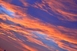 el cielo con nubes hermosa puesta de sol de fondo foto