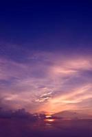 el cielo con nubes hermosa puesta de sol de fondo foto