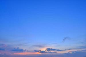 el cielo con nubes hermosa puesta de sol de fondo foto