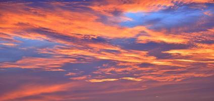 el cielo con nubes hermosa puesta de sol de fondo foto