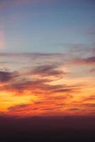 el cielo con nubes hermosa puesta de sol de fondo foto