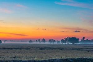 paisaje rural los campos al amanecer niebla matutina y hermoso cielo foto