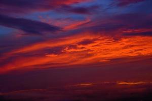 el cielo con nubes hermosa puesta de sol de fondo foto