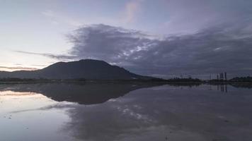 timelapse reflectie zonsopgang landschap in water overstroomd gebied video