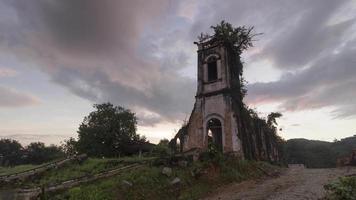 coucher de soleil en accéléré à l'église abandonnée video